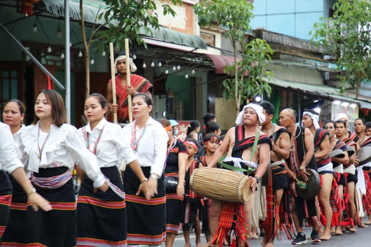 Trai gái Bh’noong diễu hành khuấy động phố núi Khâm Đức
