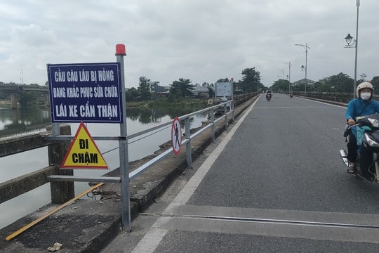 Chốt chặn, cảnh báo nguy hiểm trên cầu Câu Lâu cũ
