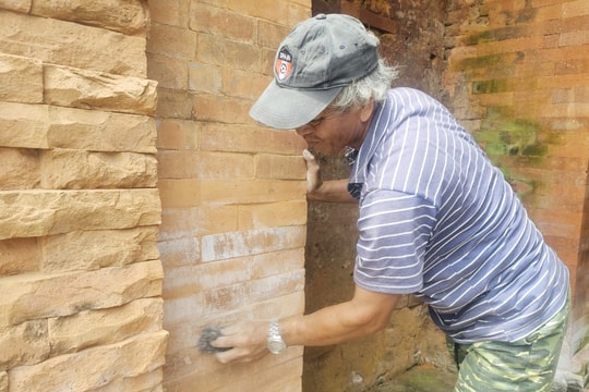 Hiện tượng rêu mốc tại tháp Chăm Khương Mỹ: Có đáng lo ngại?