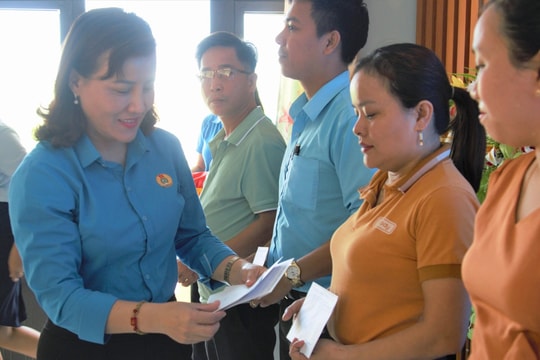 Trao quà, kinh phí hỗ trợ công nhân khó khăn