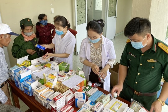 Khám, phát thuốc miễn phí cho người dân Trà Kót và Trà Nú