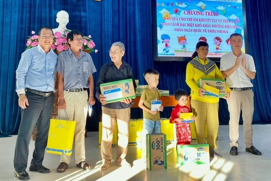 Tặng quà cho trẻ em khó khăn nhân Ngày Quốc tế thiếu nhi