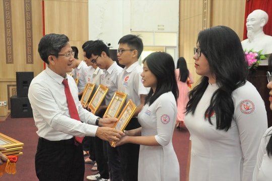 Tam Kỳ khen thưởng 149 triệu đồng cho học sinh giỏi đạt giải cấp tỉnh, quốc gia