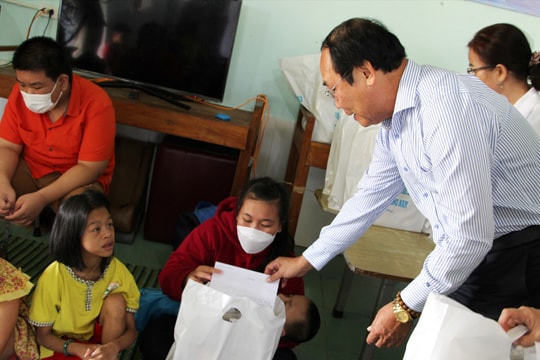 Chủ tịch Ủy ban MTTQ Việt Nam tỉnh Võ Xuân Ca tặng quà cho trẻ khuyết tật