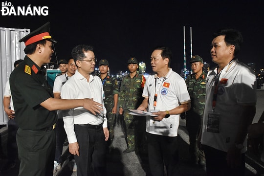 Lãnh đạo thành phố thăm và động viên đội pháo hoa Đà Nẵng