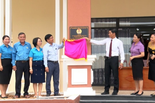 Gắn biển công trình chào mừng Đại hội Công đoàn huyện Phú Ninh