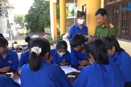 [VIDEO] - Tuổi trẻ huyện Núi Thành xung kích cài đặt ứng dụng VNeID