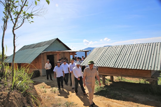 Thường trực HĐND tỉnh khảo sát đời sống, tình hình sản xuất người dân làng Tăk Răng (Trà Cang, Nam Trà My)