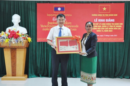 Khai giảng lớp trung cấp lý luận chính trị dành cho cán bộ lãnh đạo, quản lý tỉnh Sê Kông (Lào)