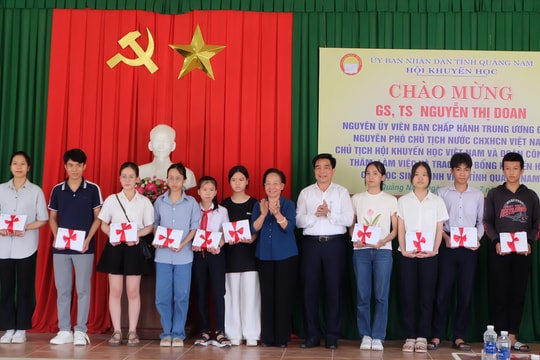 Nguyên Phó Chủ tịch nước Nguyễn Thị Doan trao tặng 200 suất học bổng cho học sinh Quảng Nam
