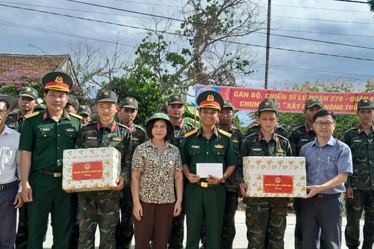 Thăm động viên cán bộ, chiến sĩ làm công tác dân vận tại xã Tam Ngọc