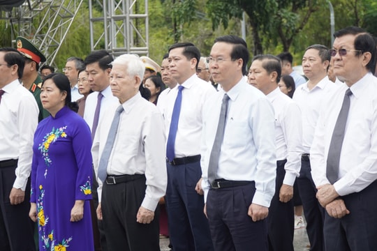 Chủ tịch nước Võ Văn Thưởng dâng hương tại Nghĩa trang Hàng Dương, huyện Côn Đảo