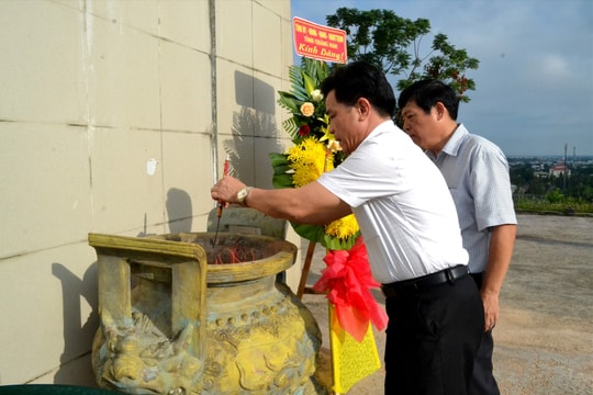 Phó Bí thư Thường trực Tỉnh ủy Lê Văn Dũng dâng hương tri ân anh hùng liệt sĩ, tặng quà gia đình chính sách