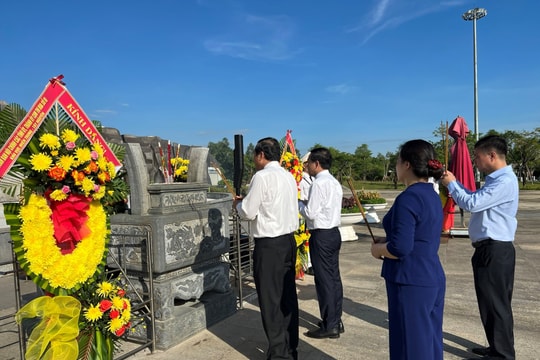 Đoàn công tác Ban Nội chính Trung ương dâng hương tại Tượng đài Mẹ Việt Nam anh hùng