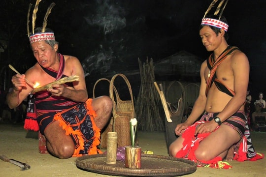 Người Cơ Tu cúng đất lập làng