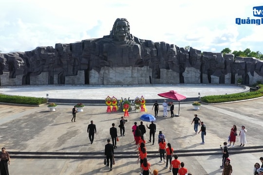 [VIDEO] - Tháng 7 về thăm Tượng đài Mẹ Việt Nam anh hùng