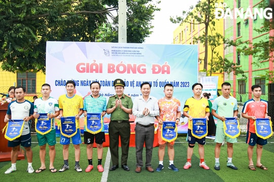 8 đội tranh tài trong giải bóng đá hưởng ứng Ngày hội toàn dân bảo vệ tổ quốc