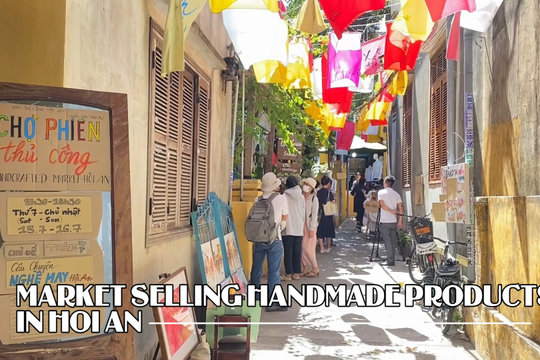 Market selling handmade products in Hoi An