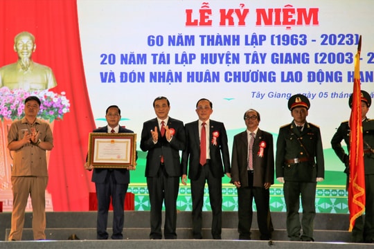 Tây Giang tổ chức trọng thể kỷ niệm 20 năm tái lập huyện và đón nhận Huân chương Lao động hạng Nhì