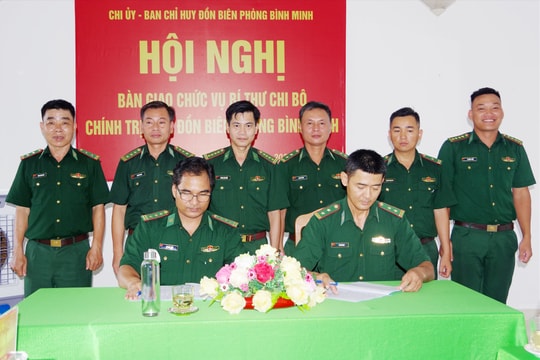 Bàn giao nhiệm vụ Bí thư Chi bộ, Chính trị viên Đồn Biên phòng Bình Minh