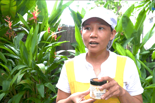 Cô gái 8X làm bơ từ đậu phụng