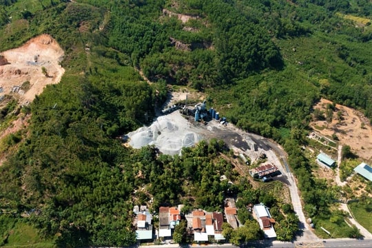 Dân bức xúc do ô nhiễm mùi hôi, khói bụi bốc lên từ trạm sản xuất bê tông