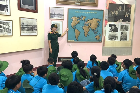 Học sinh Điện Bàn trải nghiệm cùng chiến sĩ