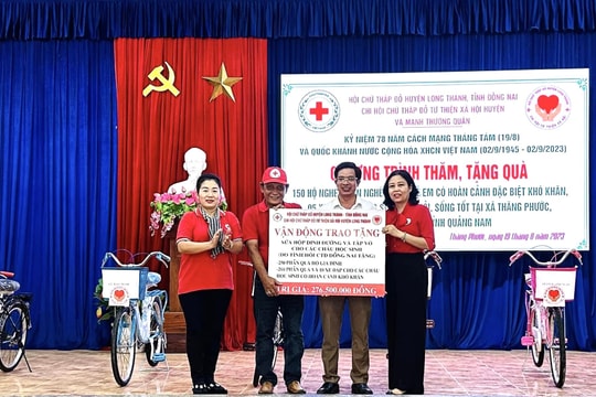 Hội Chữ thập đỏ tỉnh Đồng Nai tặng quà người dân và trẻ em Hiệp Đức