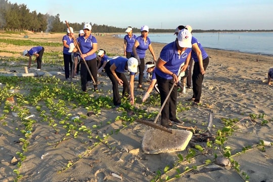 Người dân xã đảo Tam Hải tập dưỡng sinh kết hợp dọn rác trên bãi biển