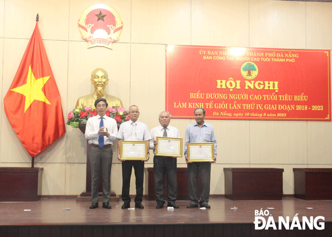 Người cao tuổi nêu gương sáng làm kinh tế giỏi