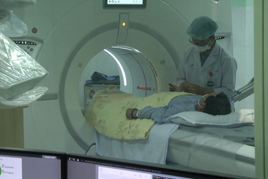 [VIDEO] - Vững niềm tin trong cuộc chiến chống ung thư