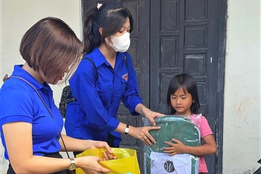 Thanh niên giữ xe gây quỹ mua quà hỗ trợ học sinh khó khăn