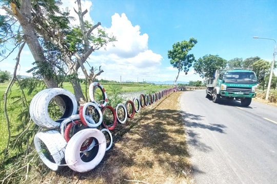 Dựng tường hộ lan bằng lốp xe