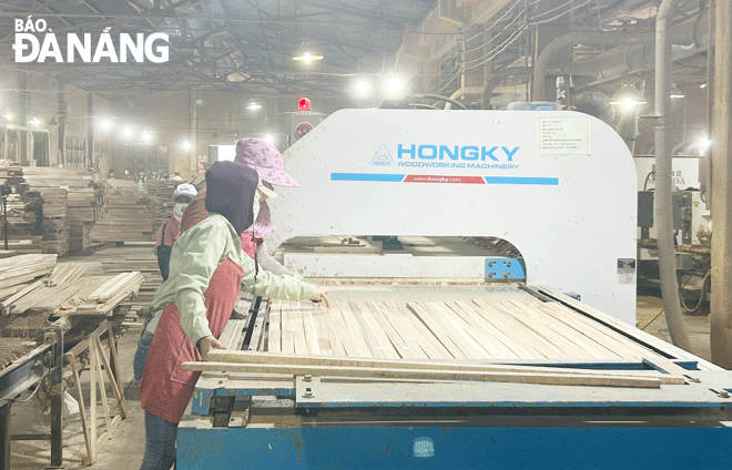 Ngành gỗ xoay xở vượt khó