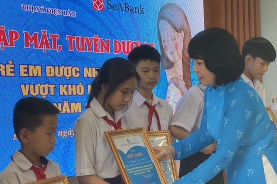 Trao thưởng cho trẻ em chương trình “Mẹ đỡ đầu” đạt thành tích xuất sắc trong học tập