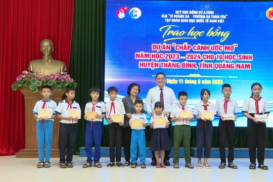 Nguyên Phó Chủ tịch nước Trương Mỹ Hoa trao học bổng cho 10 học sinh tại Thăng Bình