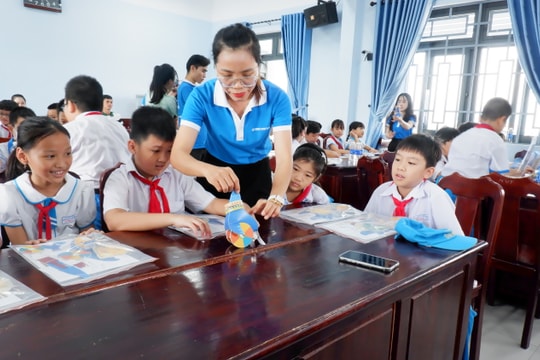 Hướng dẫn học sinh tiểu học làm đồ chơi có sử dụng mô-tơ