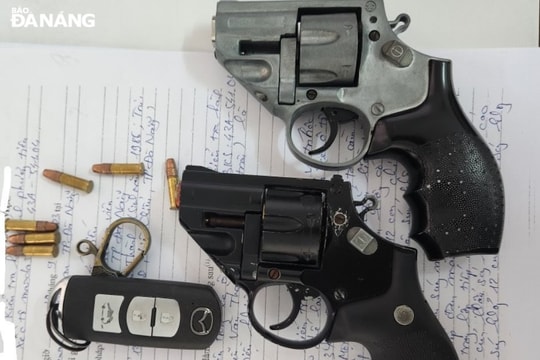 Tạm giữ 2 đối tượng để điều tra hành vi tàng trữ, sử dụng vũ khí trái phép