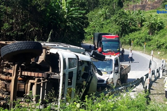 Lật xe tải trên đường Hồ Chí Minh, 1 người tử vong