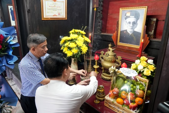 Lãnh đạo tỉnh dâng hương tưởng niệm cụ Huỳnh Thúc Kháng