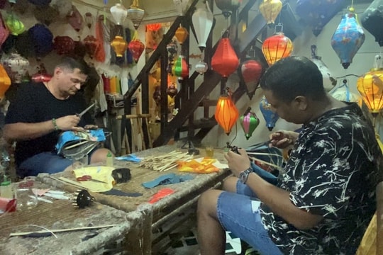 [VIDEO] - Dạy khách Tây làm đèn lồng