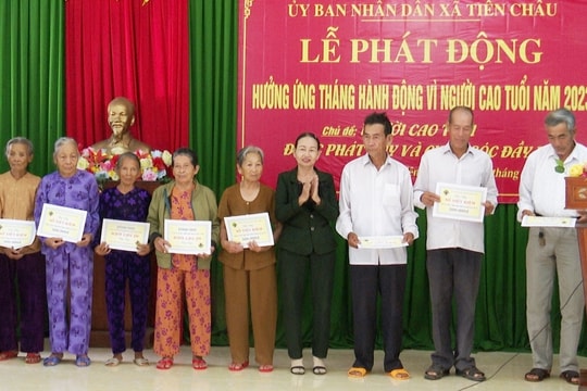 Trao 20 sổ tiết kiệm cho người cao tuổi xã Tiên Châu