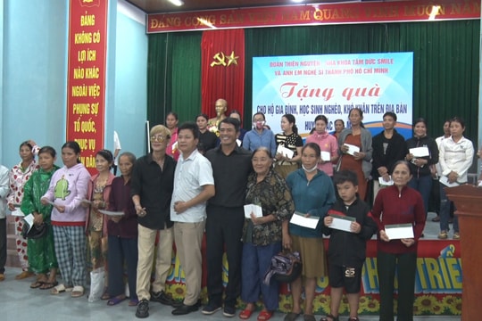 Đoàn nghệ sĩ TP.Hồ Chí Minh trao tặng 500 suất quà cho đồng bào khó khăn huyện Bắc Trà My