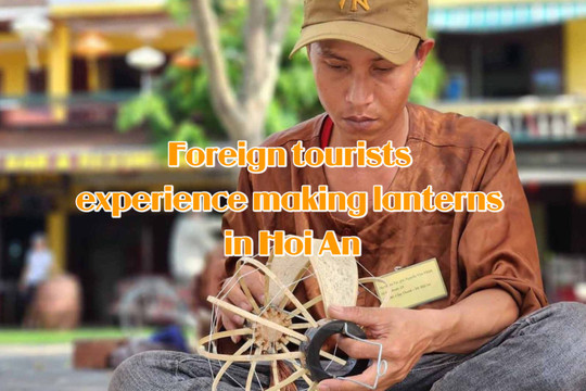 Foreign tourists experience making lanterns in Hoi An