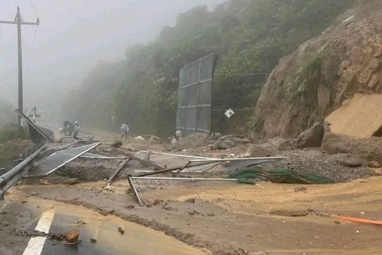 Mưa lớn gây sạt lở đèo Hải Vân