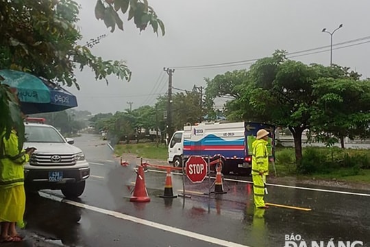 Tạm ngừng xe lưu thông trên đèo Hải Vân do sạt lở