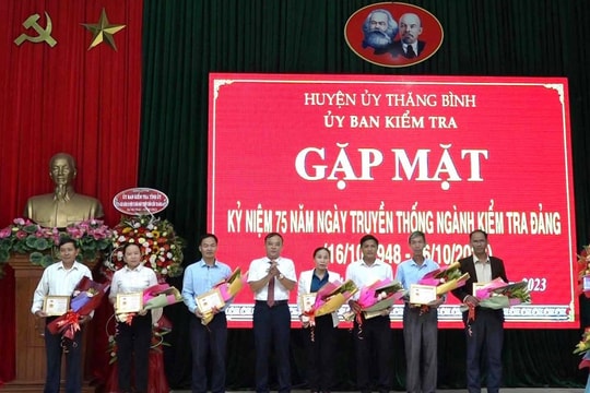 Thăng Bình trao Kỷ niệm chương "Vì sự nghiệp kiểm tra của Đảng" cho 8 cá nhân