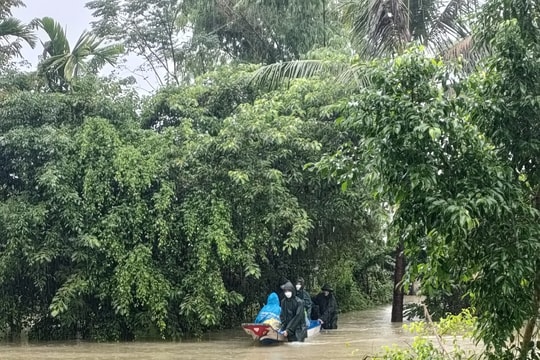 Tam Kỳ vận động đưa 15 người già neo đơn ra khỏi vùng ngập sâu