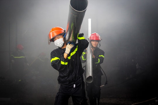 Hiện trường vụ cháy lớn tại kho hàng vật tư cấp thoát nước