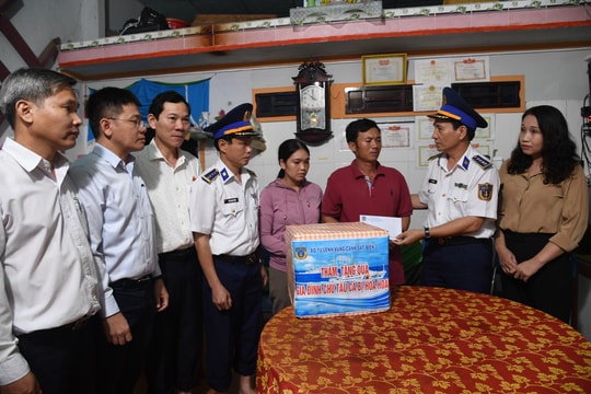 Vùng Cảnh sát biển 2 thăm, hỗ trợ gia đình ngư dân bị cháy tàu cá